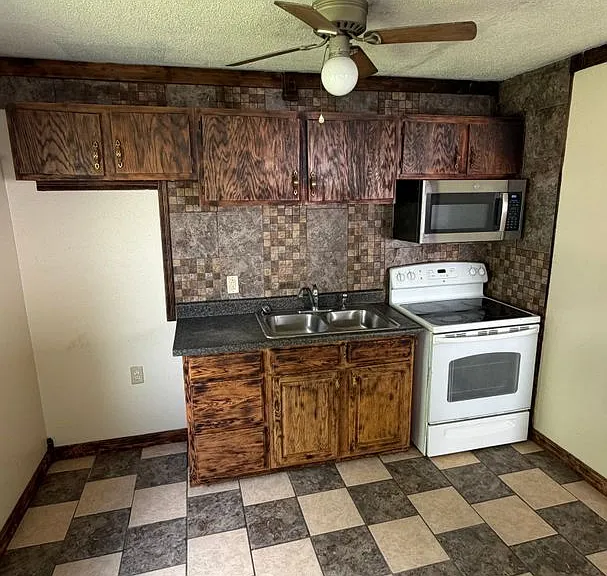 1112 Bronson Ave — Photo 11