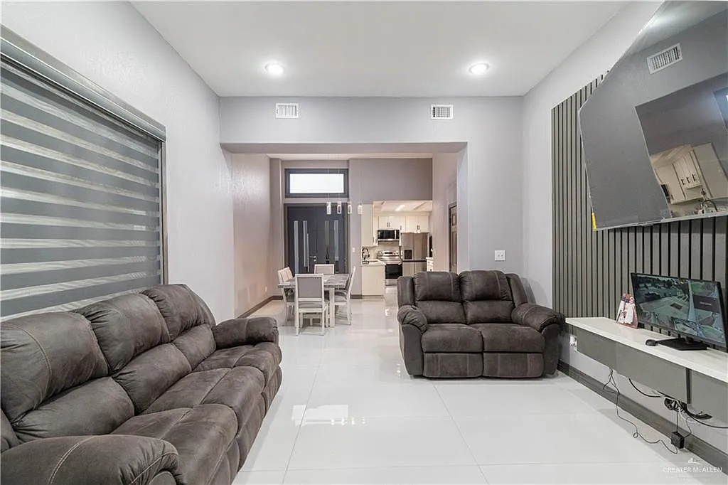 3 bed, 2.5 bath, 1376 sqft, $1,850 — Photo 2
