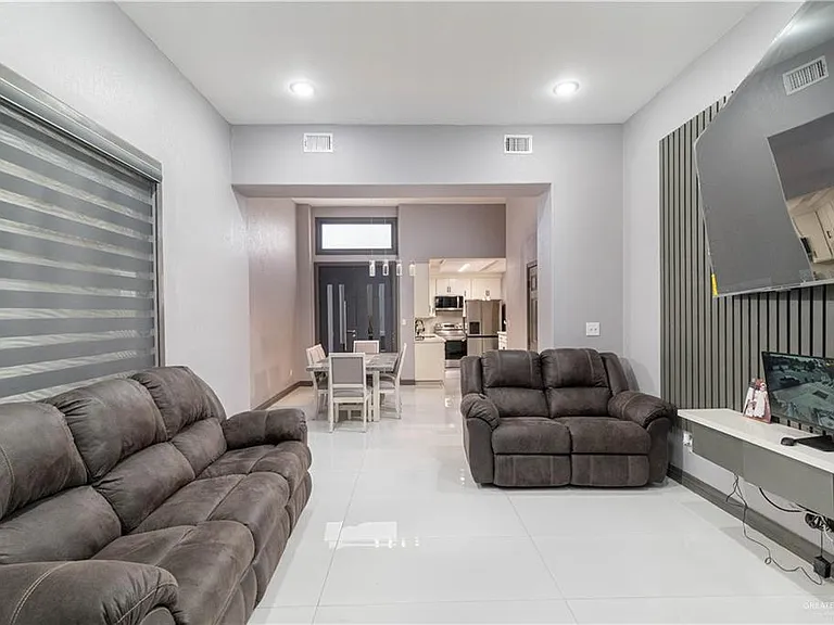 814 Cimarron Dr — Photo 2
