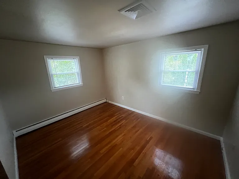 810 Ashton St — Photo 4