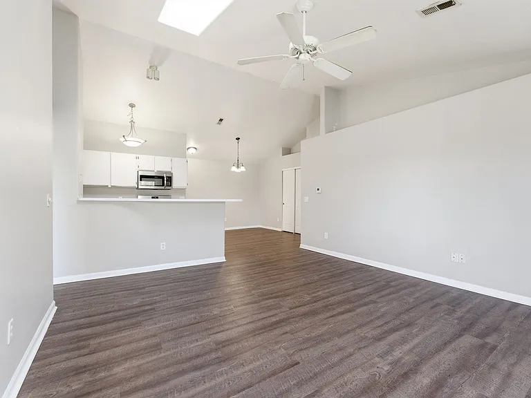 Oasis Apartments — Photo 7