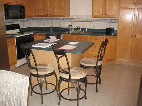 3 bed, 2.5 bath, 1640 sqft, $2,400 — Photo 2