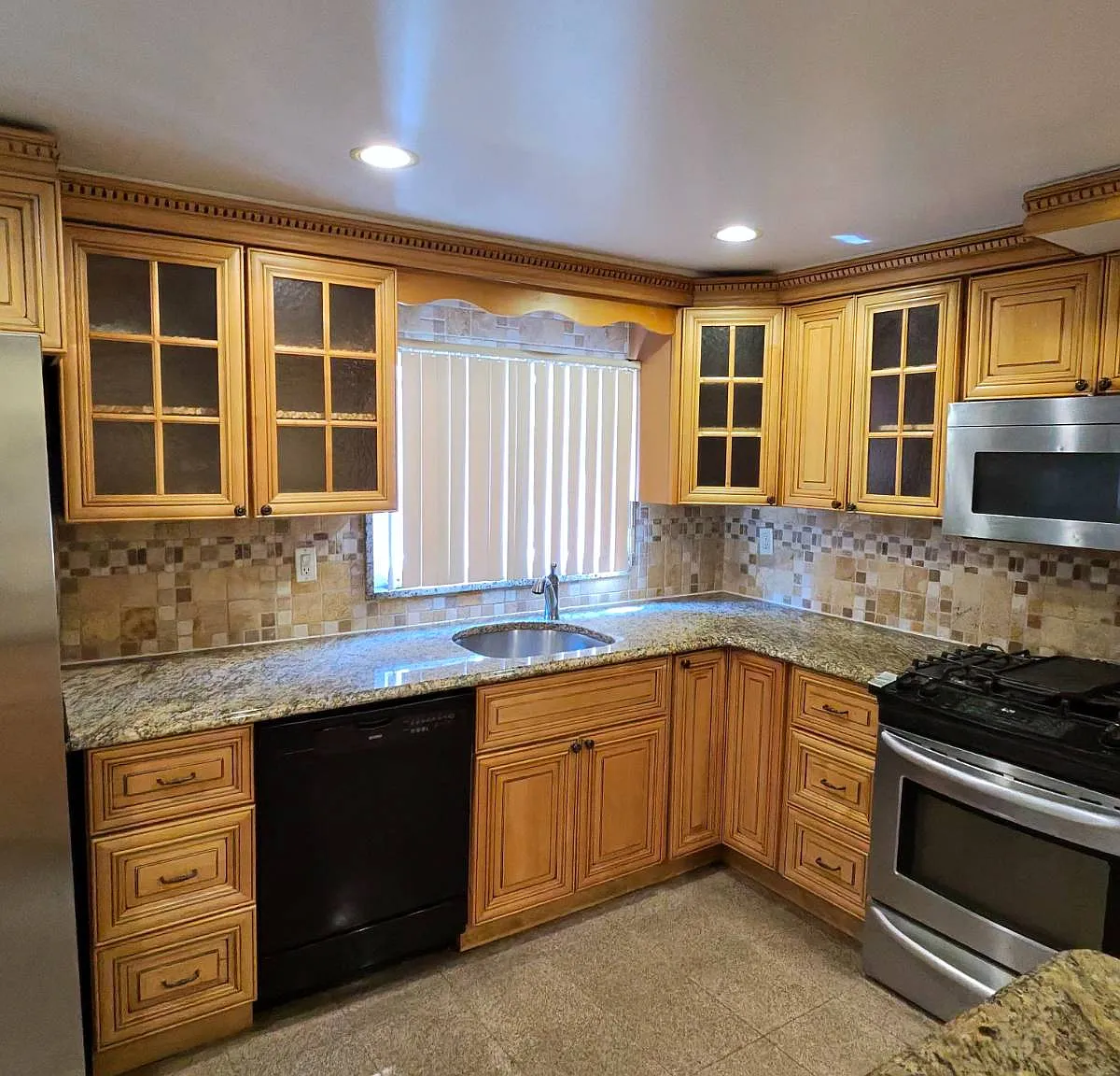 3 bed, 1.5 bath, $3,250 — Photo 2