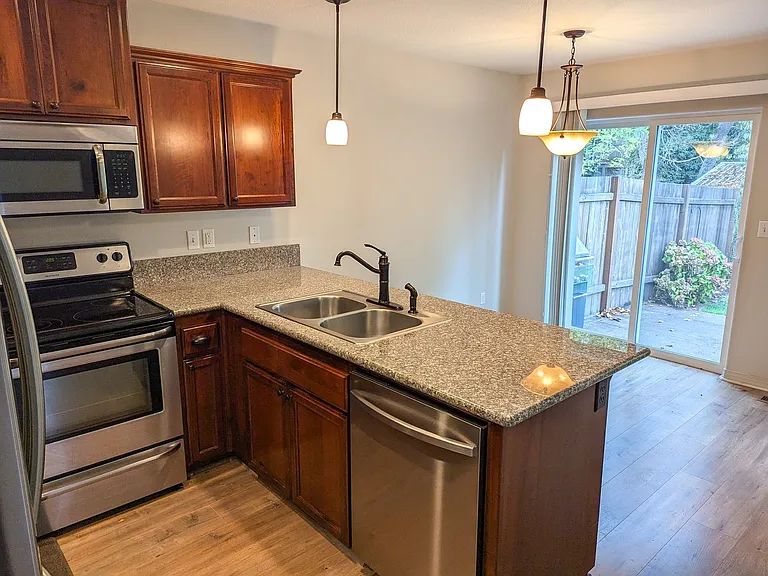 407 & 409 Madrona Ave SE — Photo 5