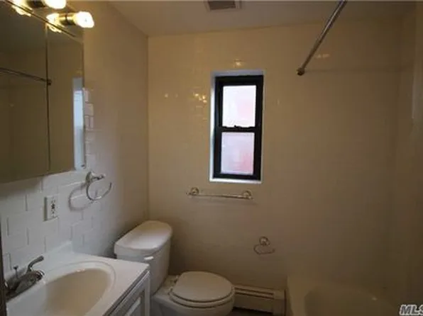 10 Linden St #10B, Great Neck, NY 11021