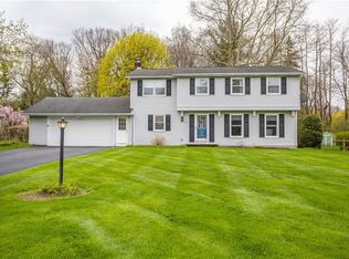 25 Tolewood Dr, Penfield, NY 14526