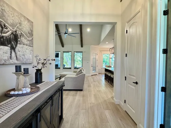 412 Lake Arbor Dr, Weatherford, TX 76088