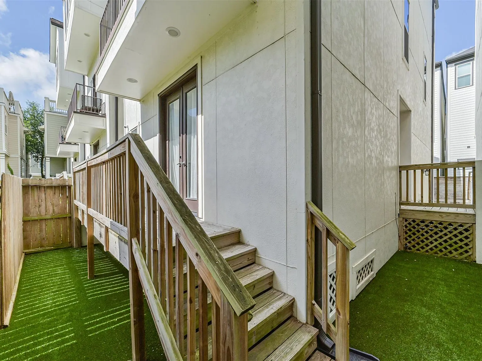 3 bed, 3.5 bath, 2308 sqft, $3,200 — Photo 2