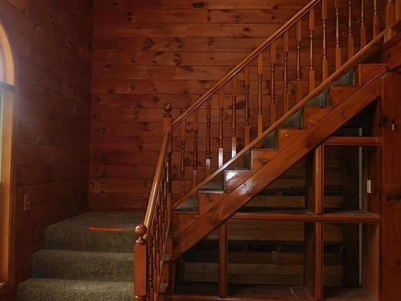STAIRS TO 2ND LEVEL