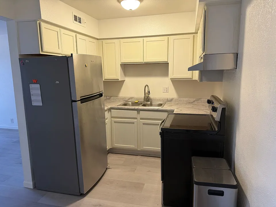 605 S Royal Crest Cir #19