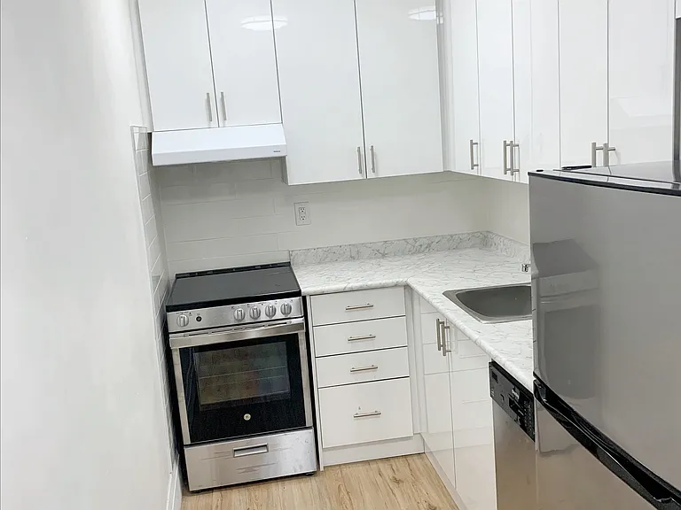 115 Eglinton Ave W #30 — Photo 10