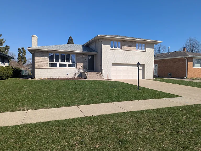 8237 Monroe Ave — Photo 1
