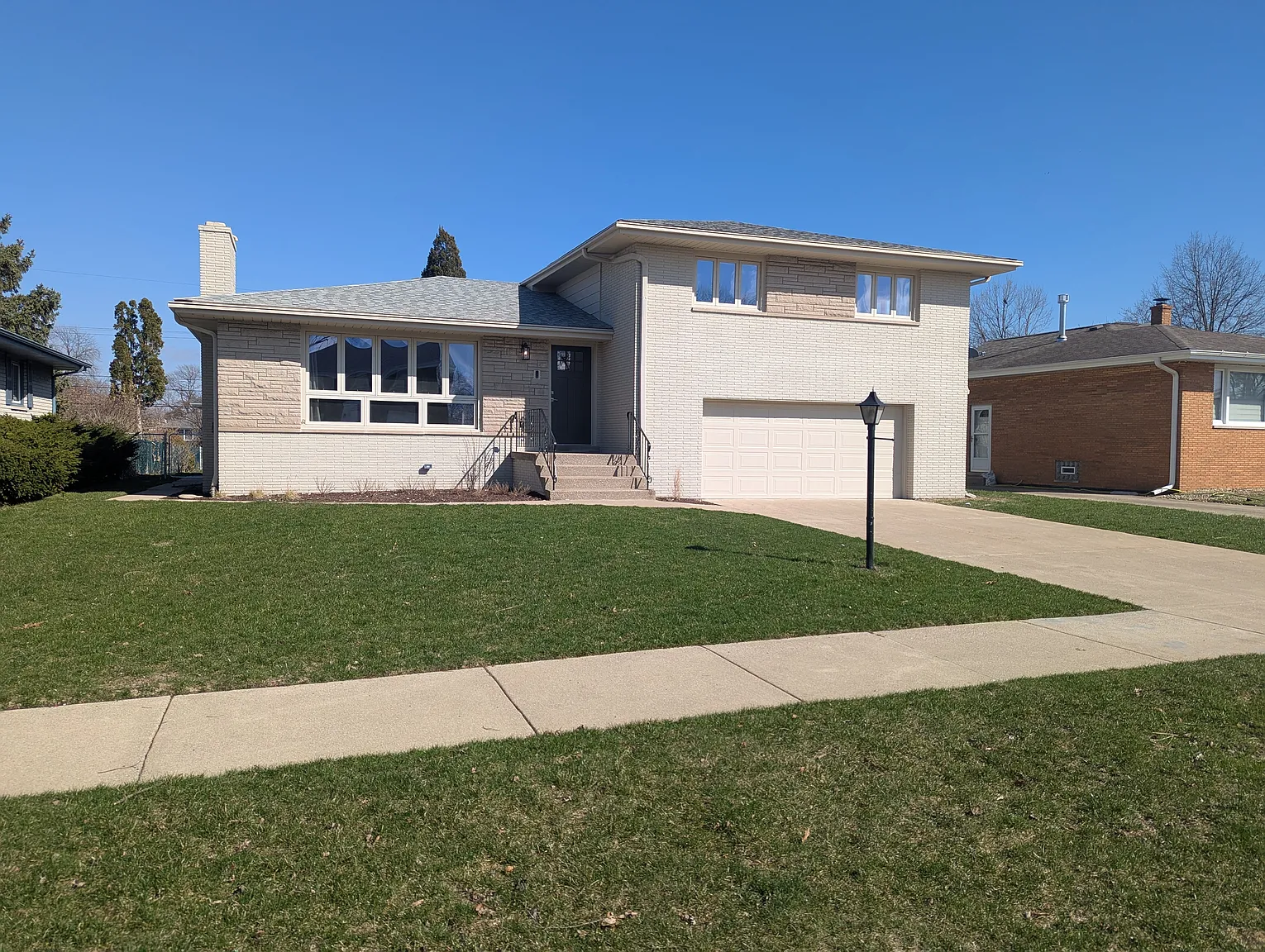 8237 Monroe Ave photo 1