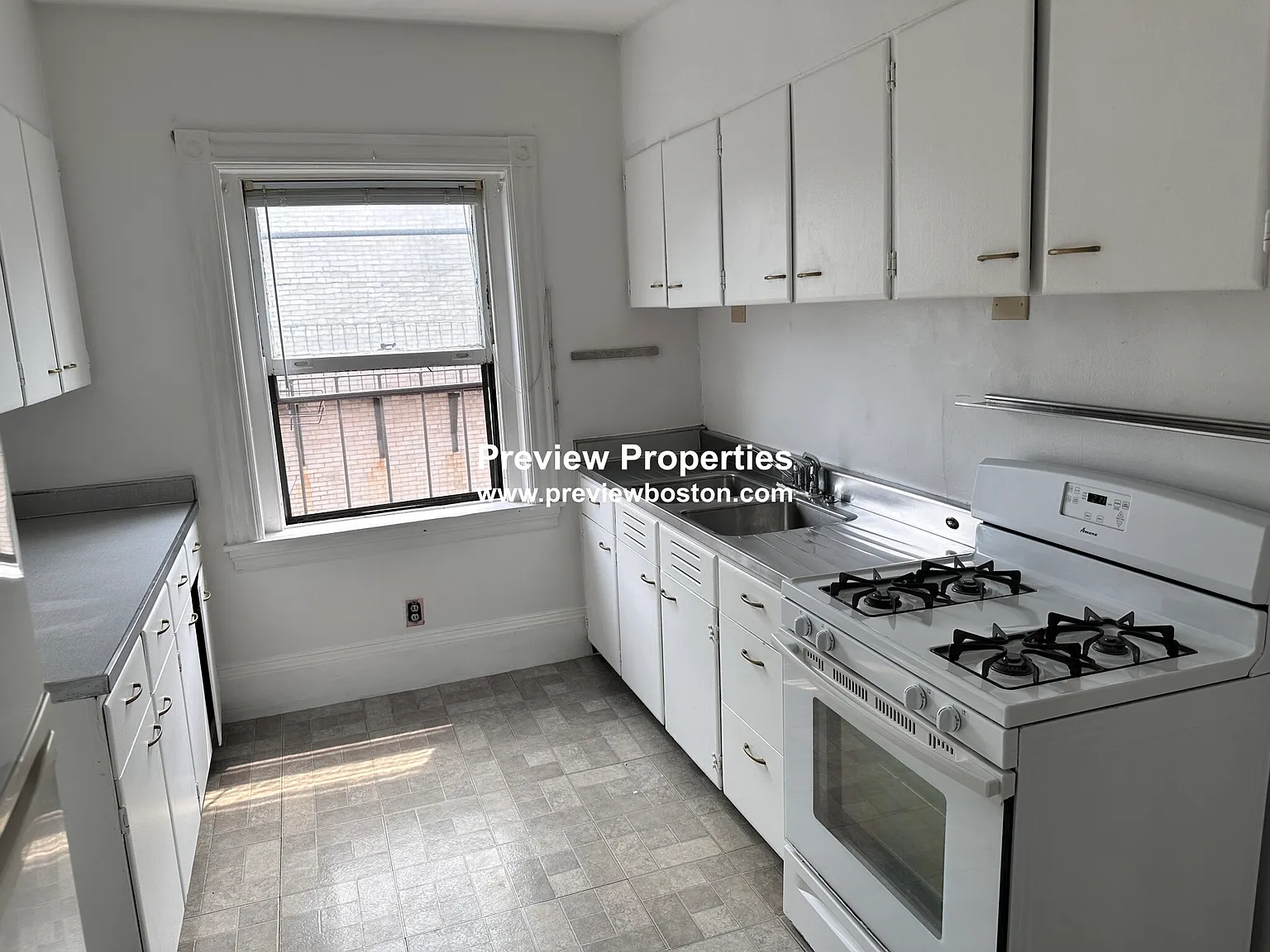 4 bed, 1.0 bath, 1400 sqft, $5,599 — Photo 4