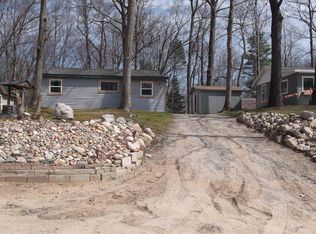 992 Lake Dr, Harrison, MI 48625