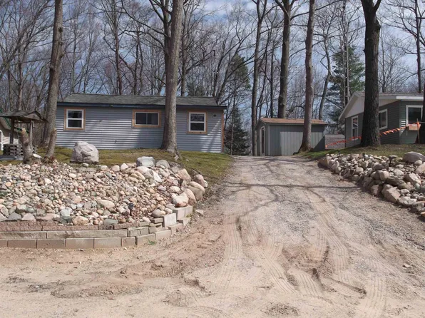 992 Lake Dr, Harrison, MI 48625