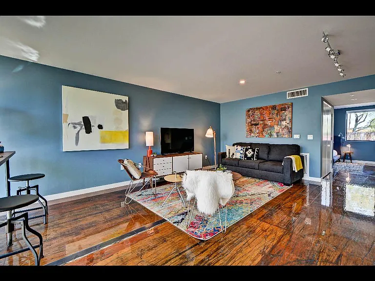 206 E Portland St — Photo 4