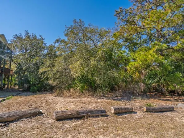 2712 Laroche St, Edisto Island, SC 29438