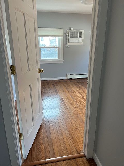 1st image of 272 Jerome Ave #272