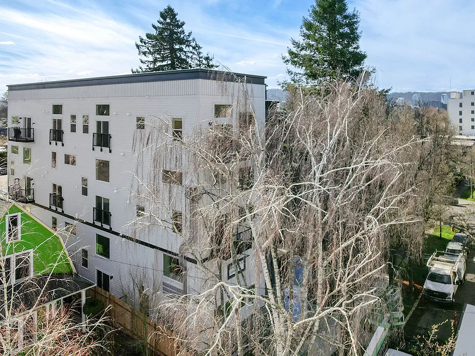 1820 NE Davis St #105