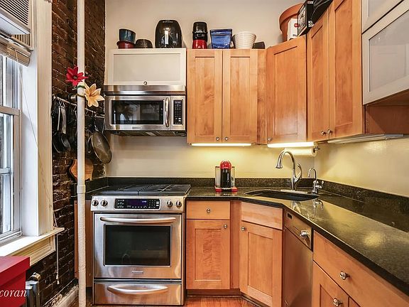 3rd image of 107 W 106th St APT B