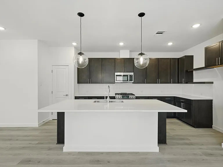 2238 Maple Ridge Dr — Photo 2