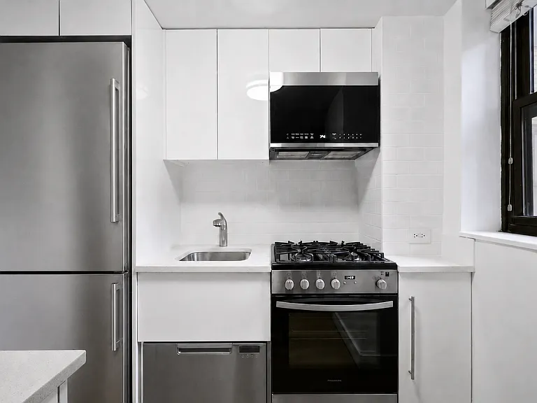 230 Riverside Dr #2G — Photo 3