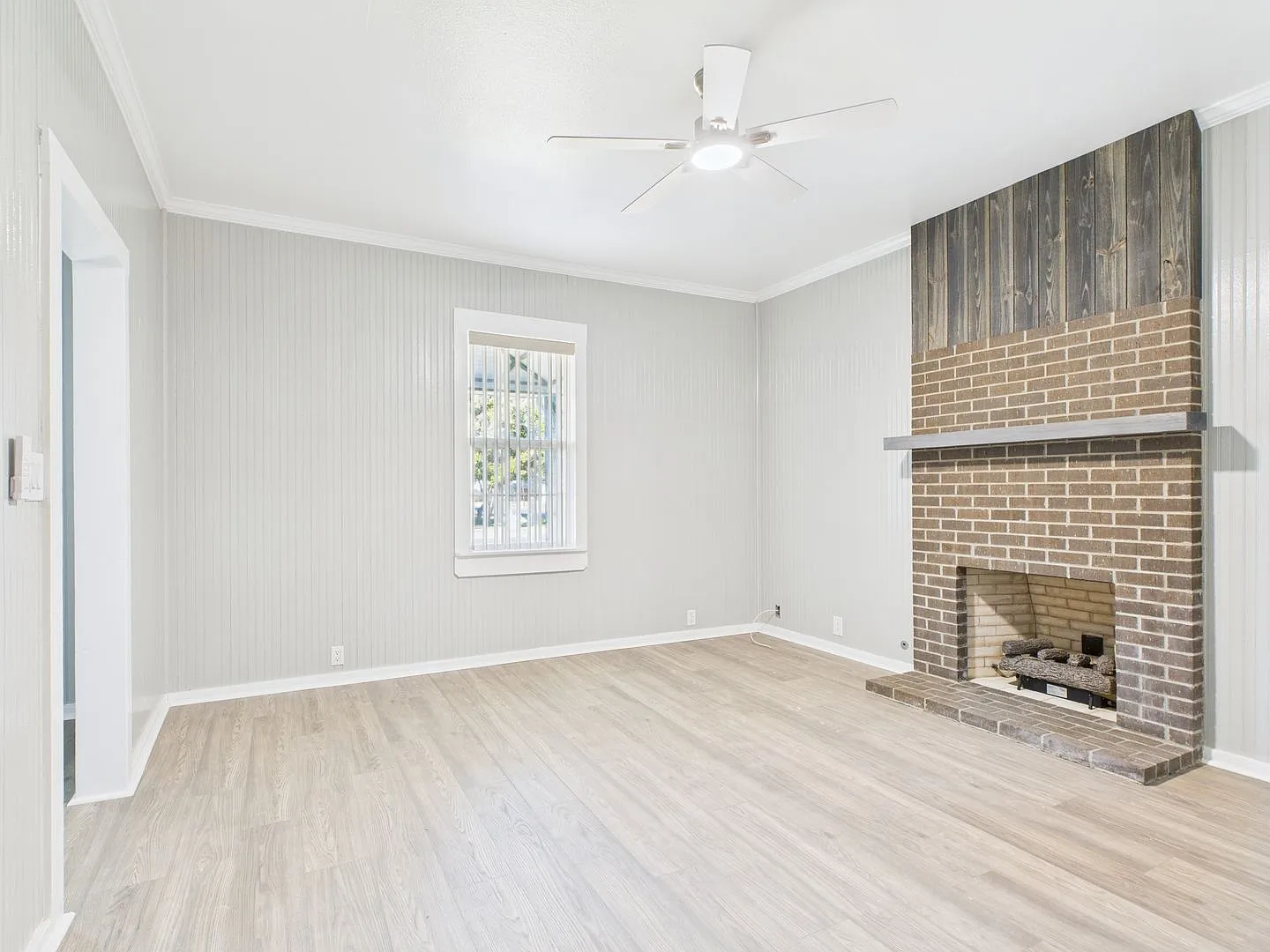 4-Bedroom Home with Fireplace Living Room & Upstairs Patio Access — Photo 3