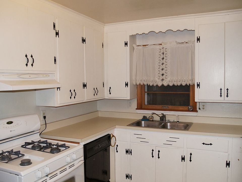 Spacious Clean Bright Kitchen