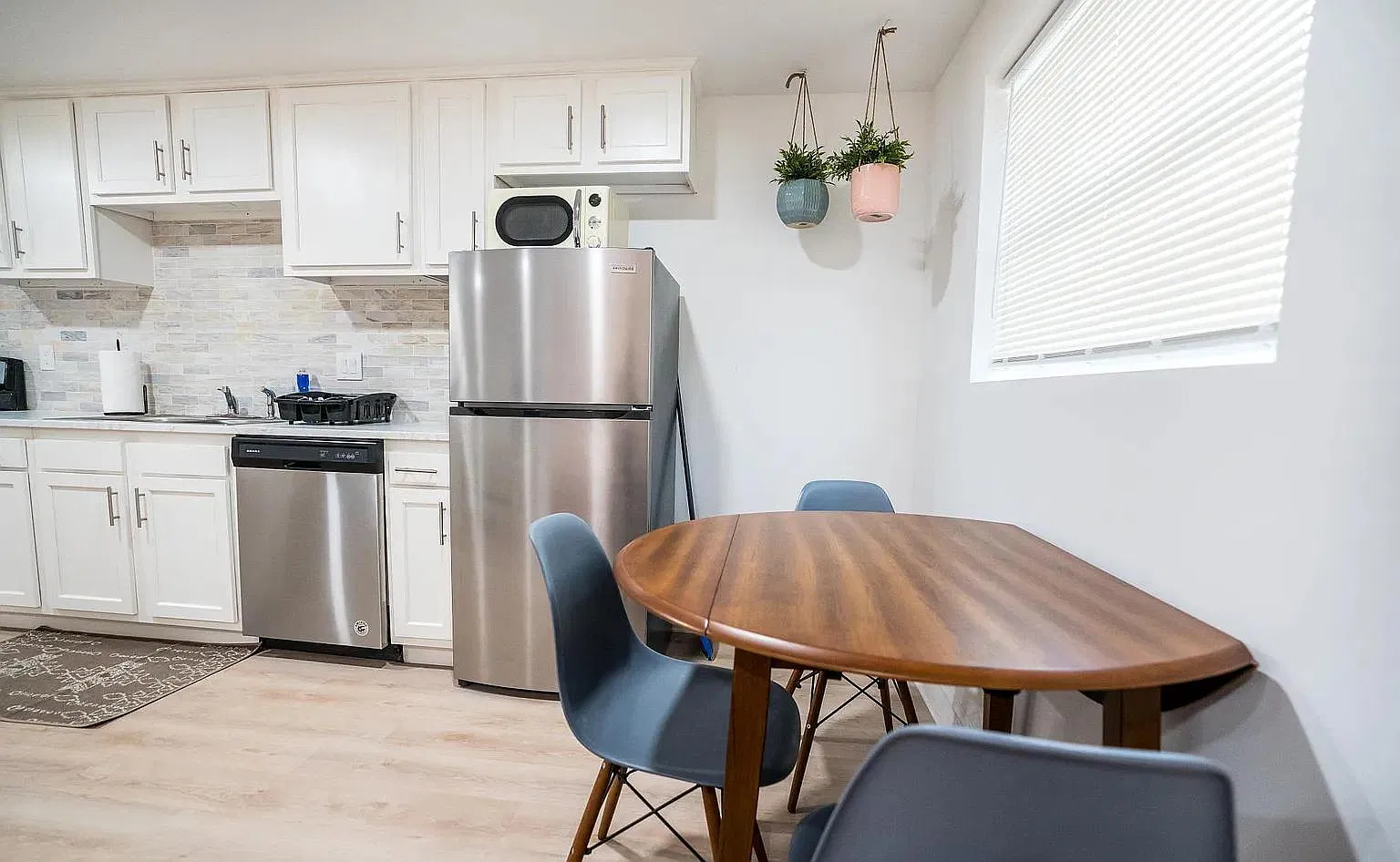 2203 Myra St — Photo 3