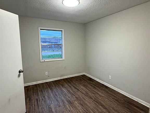 5th image of 212 Fruitwood Dr