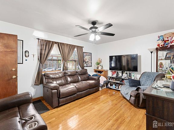 4th image of 2072 Elizabeth Ave