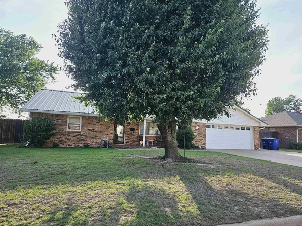 424 N Cimarron St, Hennessey, OK 73742