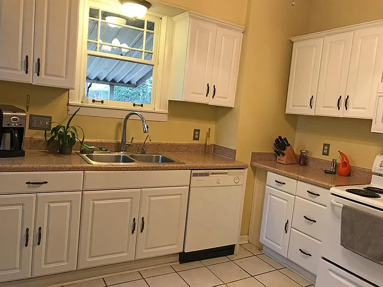 1858 Oliver Ave — Photo 7