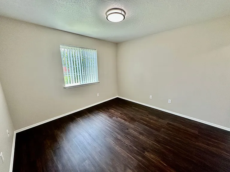 3130 Meadow Glen Ln — Photo 10