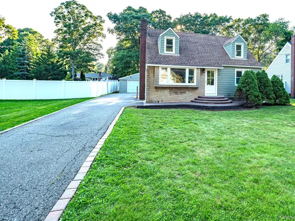 52 Summit Drive, Smithtown, NY 11787