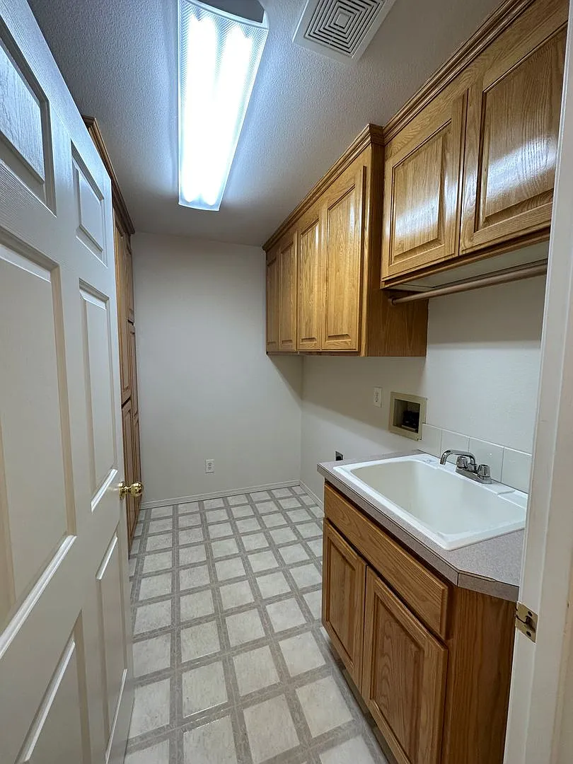 Beautiful 3 Bedroom 2 Bath House Located In West Salem — Photo 4