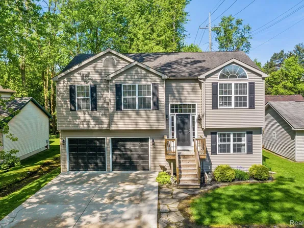 181 Schram Ct, Lake Orion, MI 48362