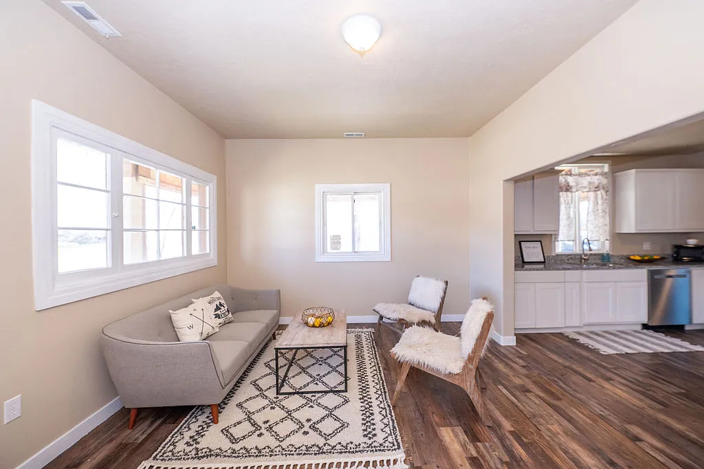 3 bed, 880 sqft, $1,700 — Photo 4