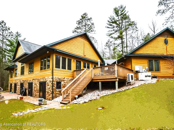297 N Silver Pl, Indian River, MI 49749