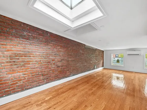 105 Saint Felix Street image 8 of 12