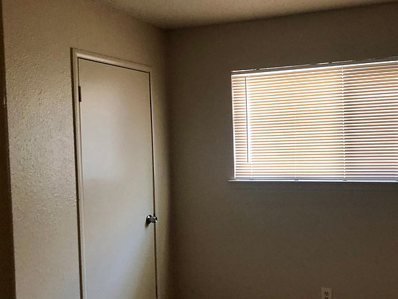 4th image of 924 Lawton Ave APT B