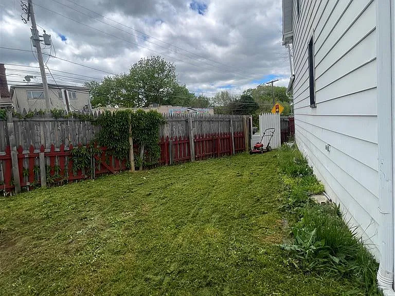 551 Sumner Ct — Photo 2