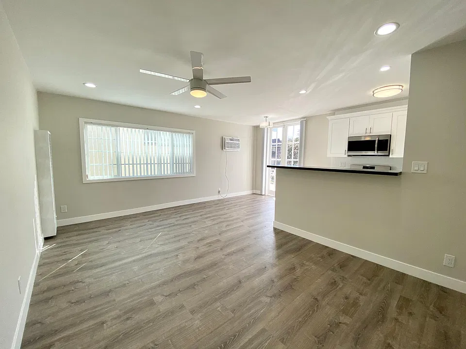 3642 Clarington Ave #4