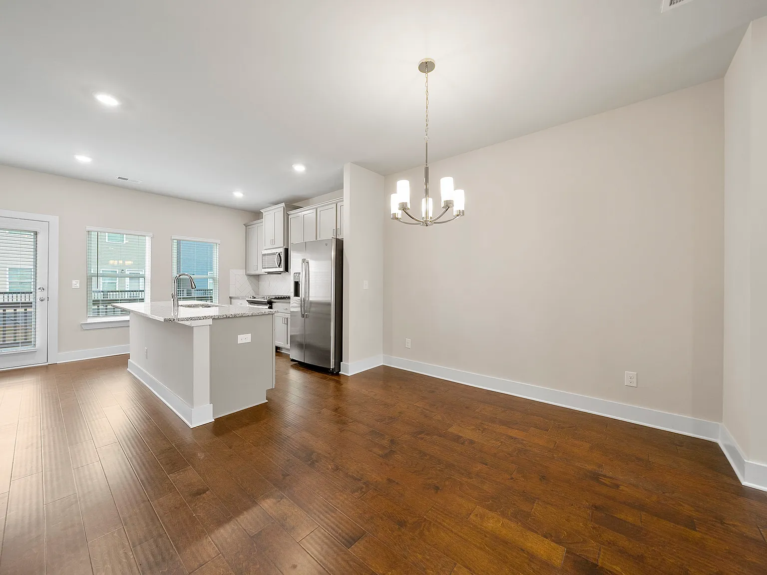 4 bed, 2000 sqft, $2,995 — Photo 4