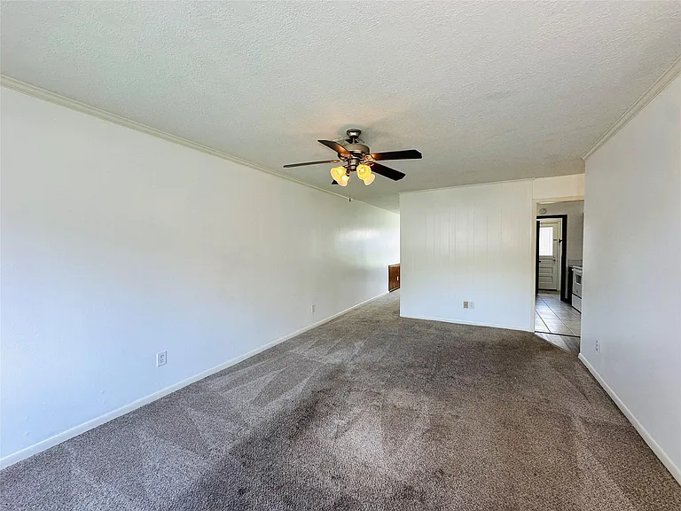 1011 McCall Ave — Photo 2