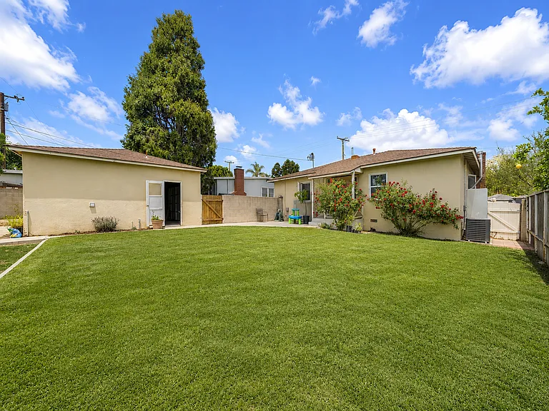 8347 California Ave — Photo 22