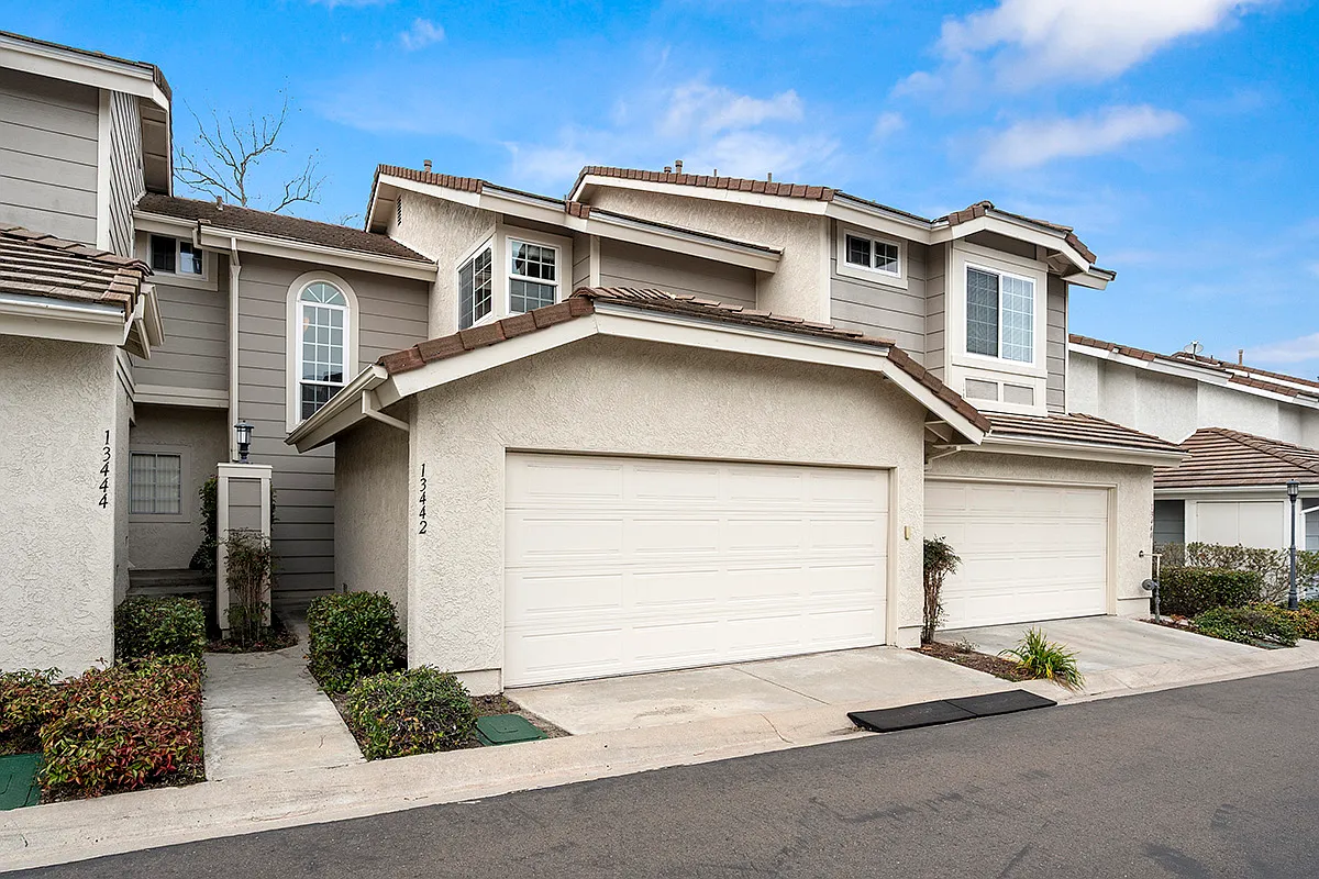 2 bed, 2.5 bath, 1386 sqft, $4,095 — Photo 3