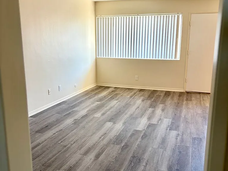 7530 Hampton Ave — Photo 14