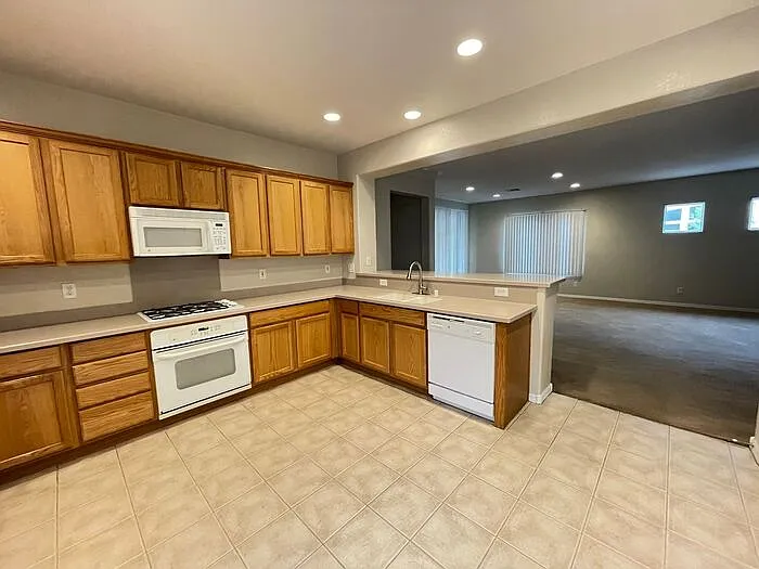 2928 Pitgaveny Ave — Photo 3